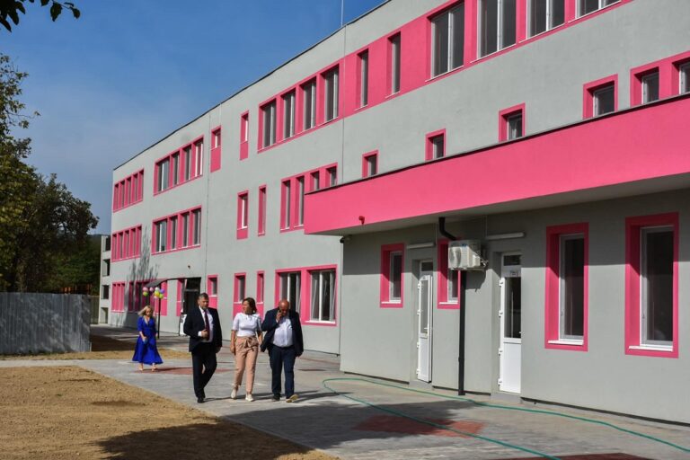 În capitala Țării Zarandului s-a inaugurat cladirea nouă de la Gradinița Floare de Colț. Cazacu: „Sunt asigurate condiții optime pentru pentru 240 de copii”