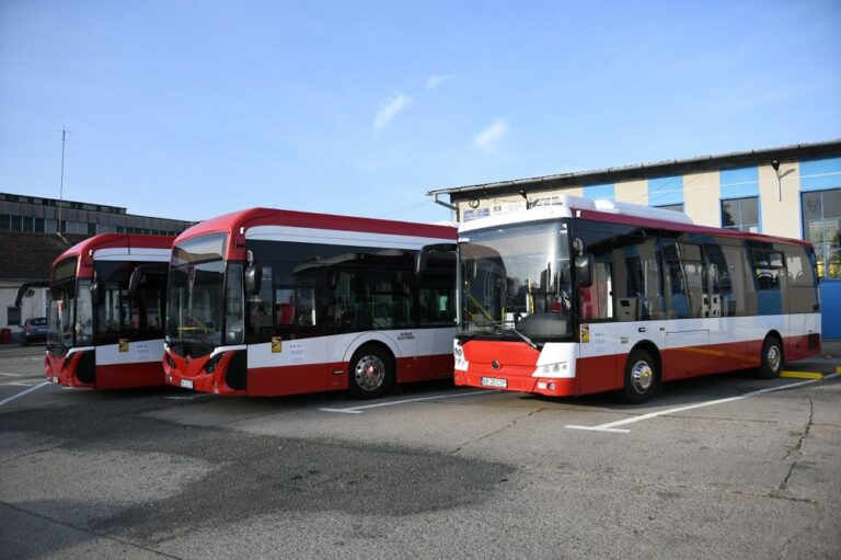 Se schimbă locația stației de autobuz din Piața UTA din Arad destinată autobuzelor care înlocuiesc tramvaiele pe relația UTA-Fortuna-GAI