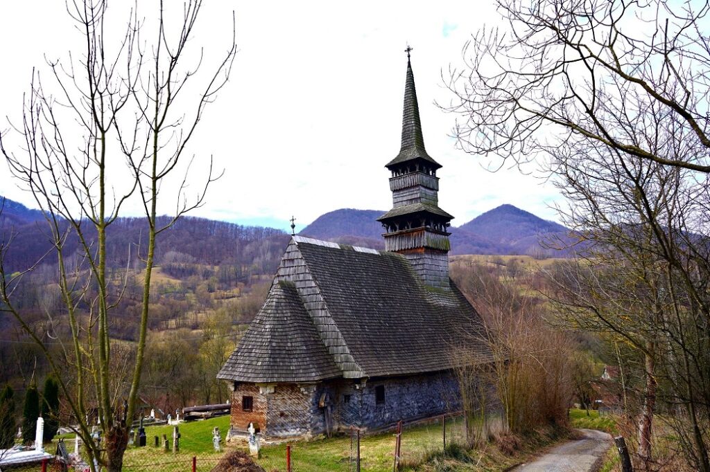 Biserica de lemn din Curechiu, un tezaur de icoane și istorie în Țara Zarandului, în stilul specific al artei religioase populare transilvănene