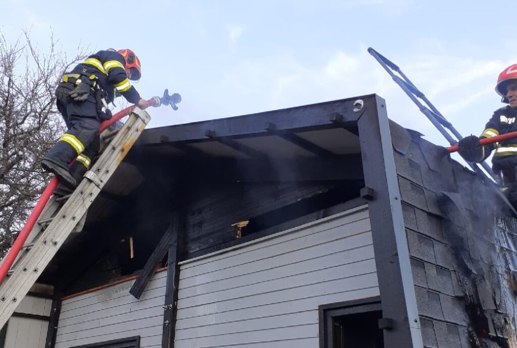 Incendiu la o cabană în comuna Râșca