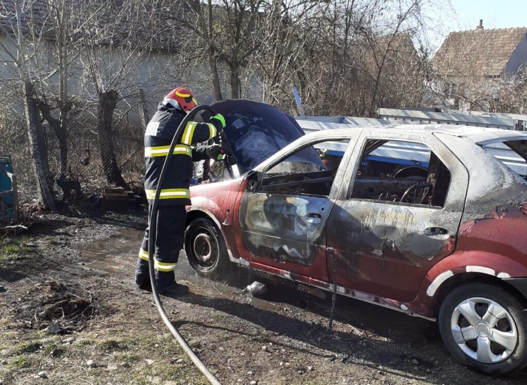 O mașină a luat foc în comuna Mihai Viteazu. Incendiul a pornit de la un aparat de sudură!