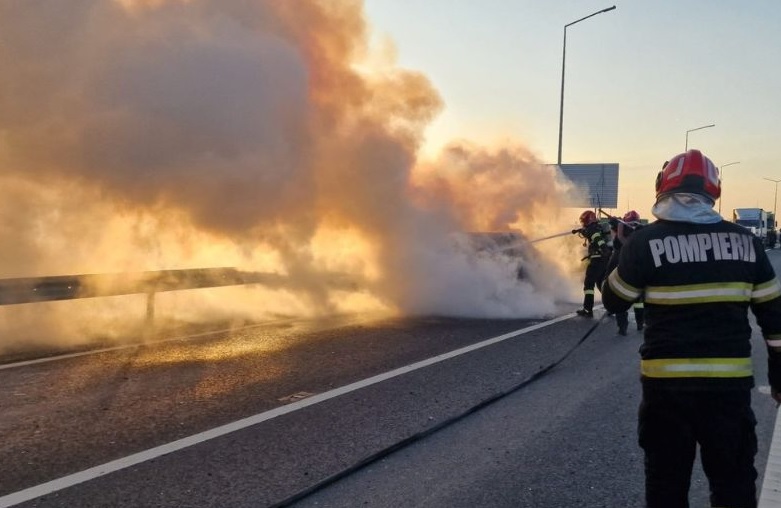 O mașină a fost distrusă de flăcări pe drumul de legătură între Oradea și A3