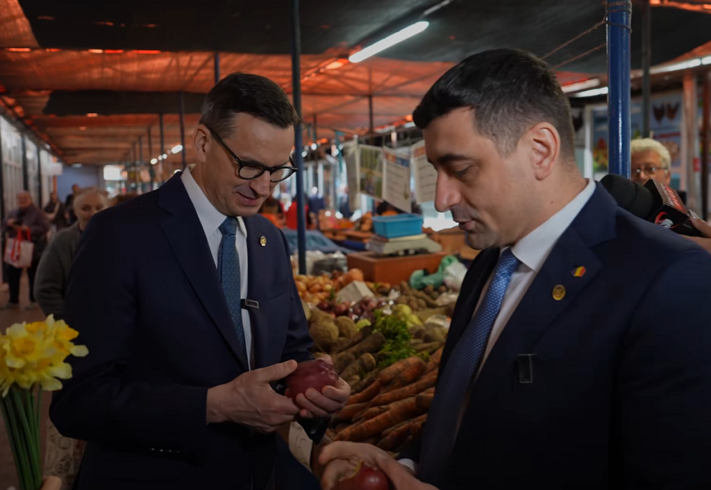 Fostul premier al Poloniei, alături de George Simion, în Piața Mărăsti din Cluj-Napoca
