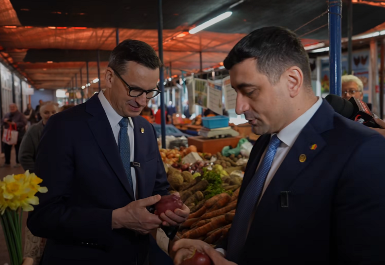 Fostul premier al Poloniei, alături de George Simion, în Piața Mărăsti din Cluj-Napoca