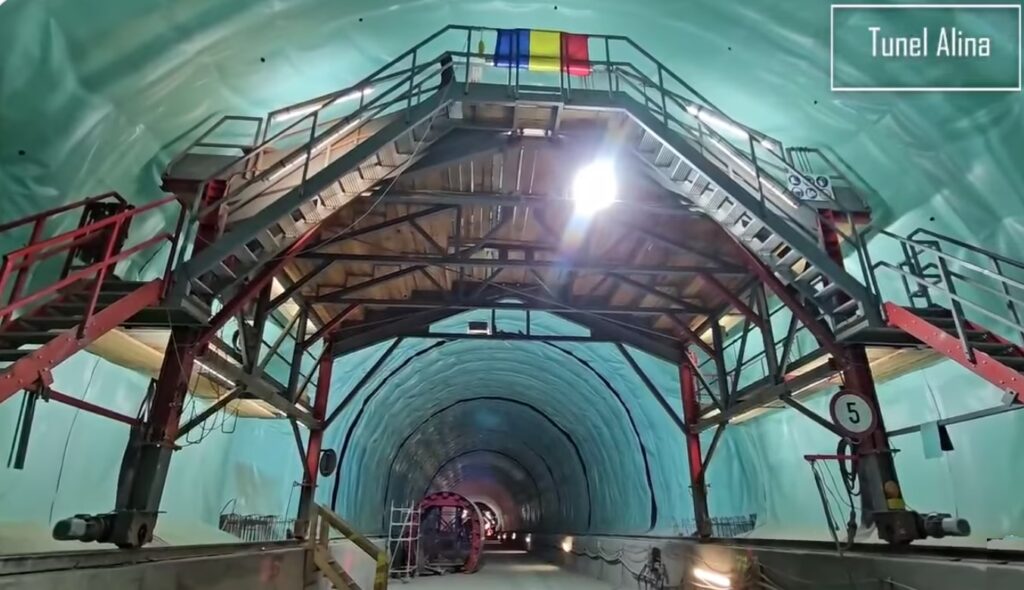 La a doua galerie a tunelului care va lega Piteștiul de Sibiu mai sunt de forat mai puțin de 130 m (VIDEO)