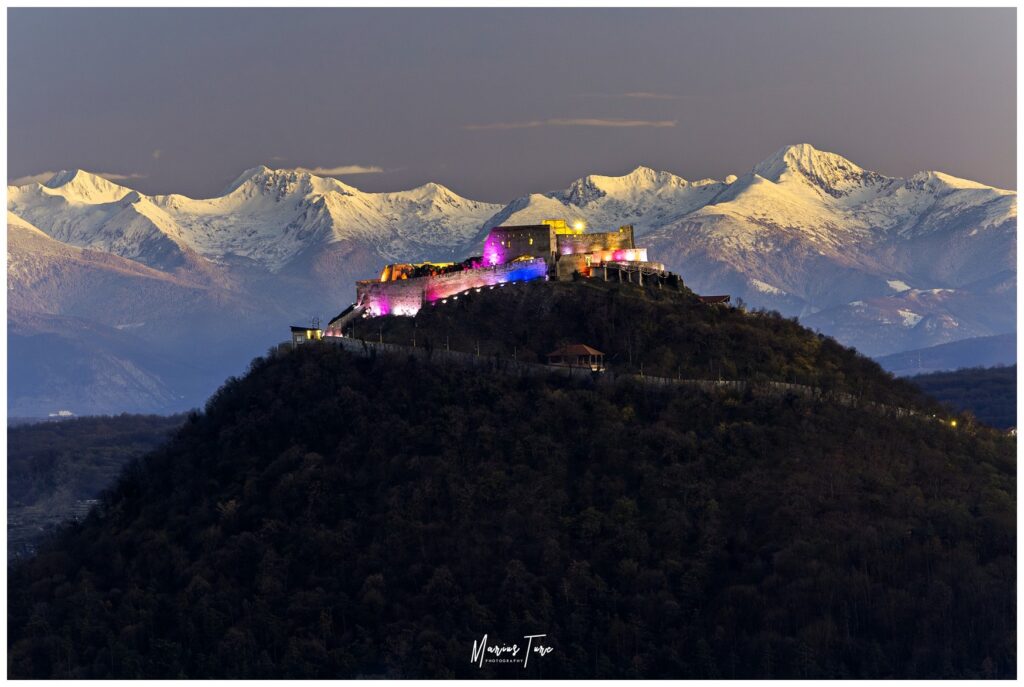 Cetatea Devei, la poalele Retezatului, o iluzie optică spectaculoasă creată de vrăjitorii fotografiei