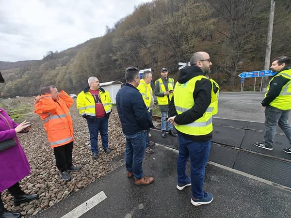 Primarul din Poieni, Adrian Morariu, a cerut celor de la CFR și DRDP menținerea trecerilor la nivel cu calea ferată din Poieni