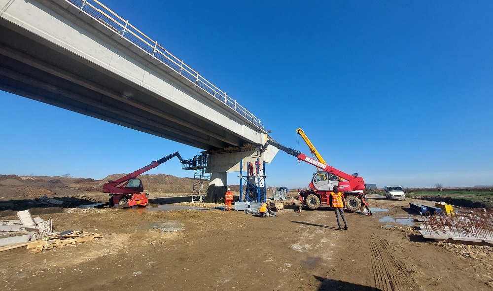 Lucrările avansează pe șantierul noului drum de legătură dintre DN 69 Timișoara – Arad și A1: șantier activ cu peste 200 de muncitori