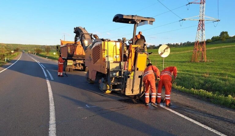 Lucrări de reparații cu mixtură caldă pe DN1, în Izvoru Crișului