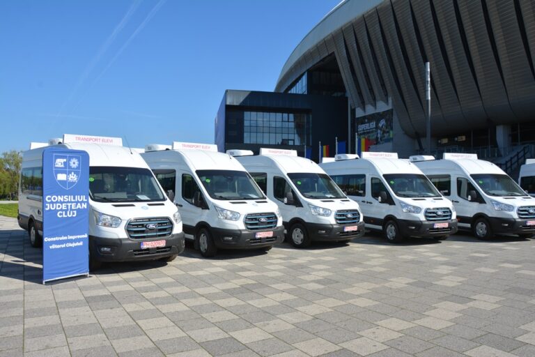 25 de noi microbuze școlare electrice au fost predate comunelor clujene. Radu Rațiu: „Până la finalul anului mai achiziționăm alte nouă autovehicule electrice!”