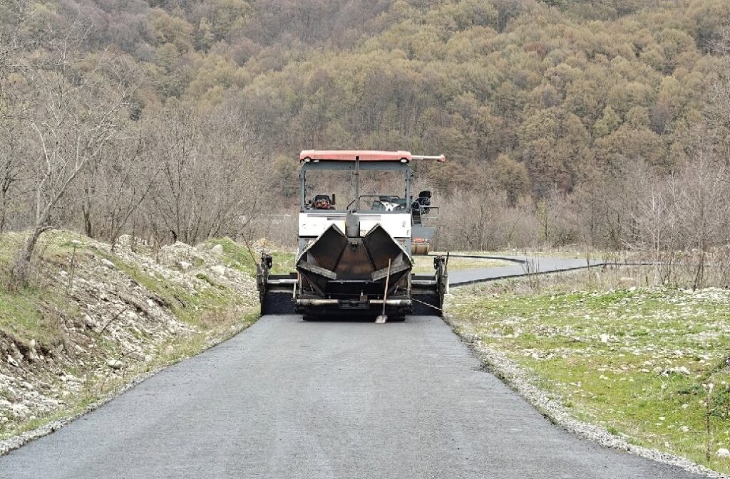 Încep lucrările de asfaltare în comuna Poieni! Primarul Adrian Morariu anunță primele tronsoane