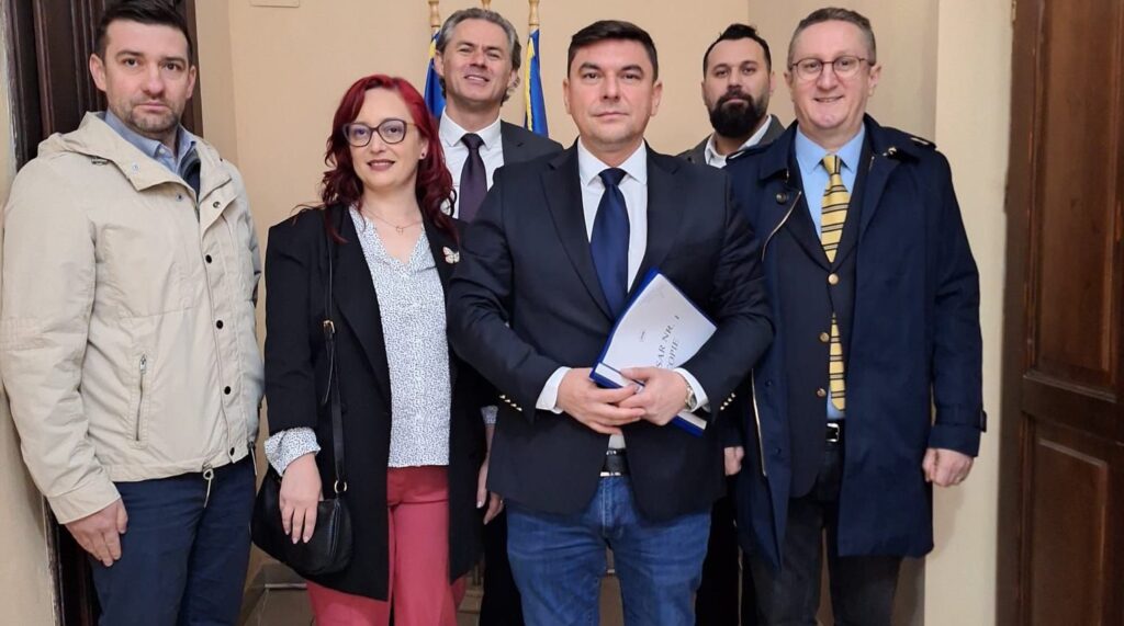După depunerea candidaturii pentru şefia Consiliului Judeţean Bihor, președintele AUR Bihor, Ciprian Blejan, a transmis un mesaj ferm: „Vreau un Bihor viu, puternic!”