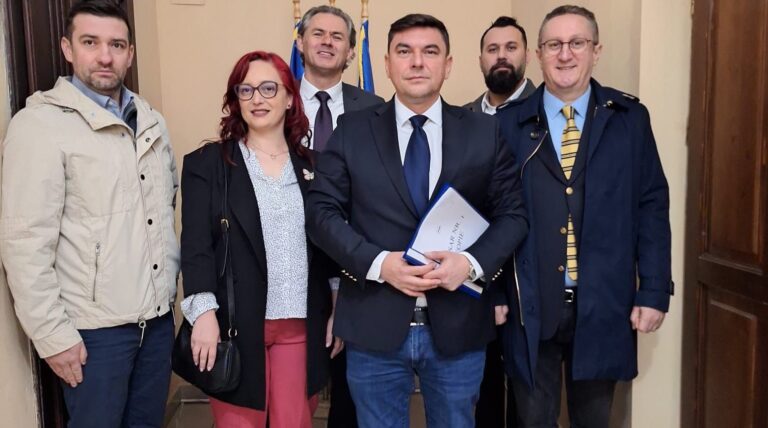 După depunerea candidaturii pentru şefia Consiliului Judeţean Bihor, președintele AUR Bihor, Ciprian Blejan, a transmis un mesaj ferm: „Vreau un Bihor viu, puternic!”