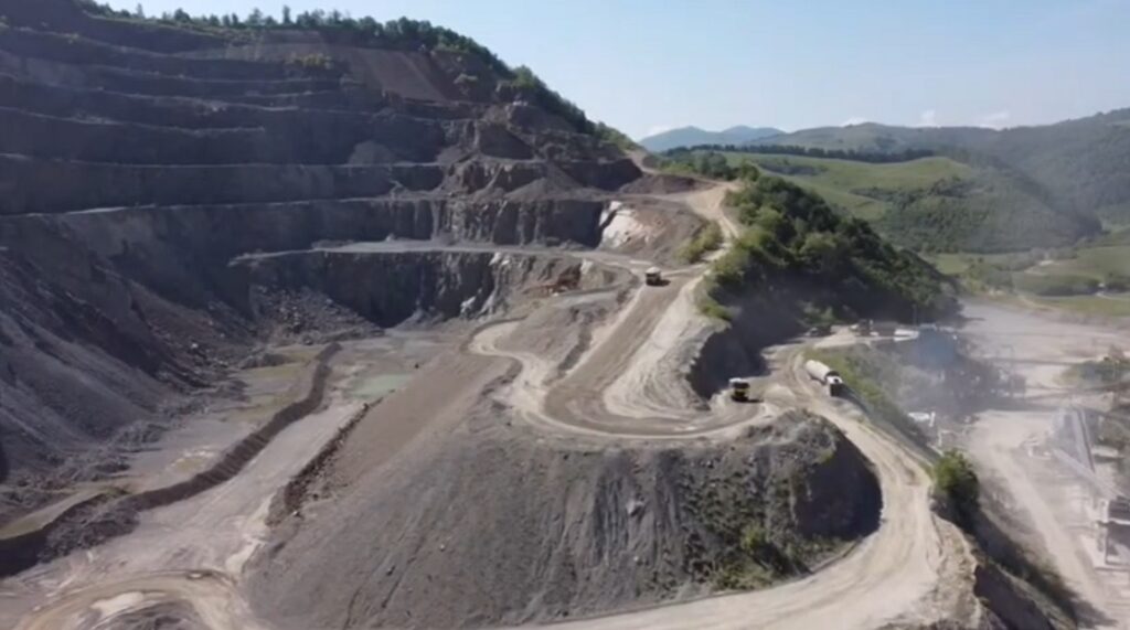 Licența de exploatare a dacitului industrial şi de construcţie din comuna Poieni a fost prelungită de guvernul României până în 2030