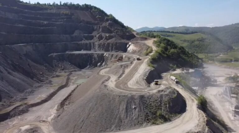 Licența de exploatare a dacitului industrial şi de construcţie din comuna Poieni a fost prelungită de guvernul României până în 2030