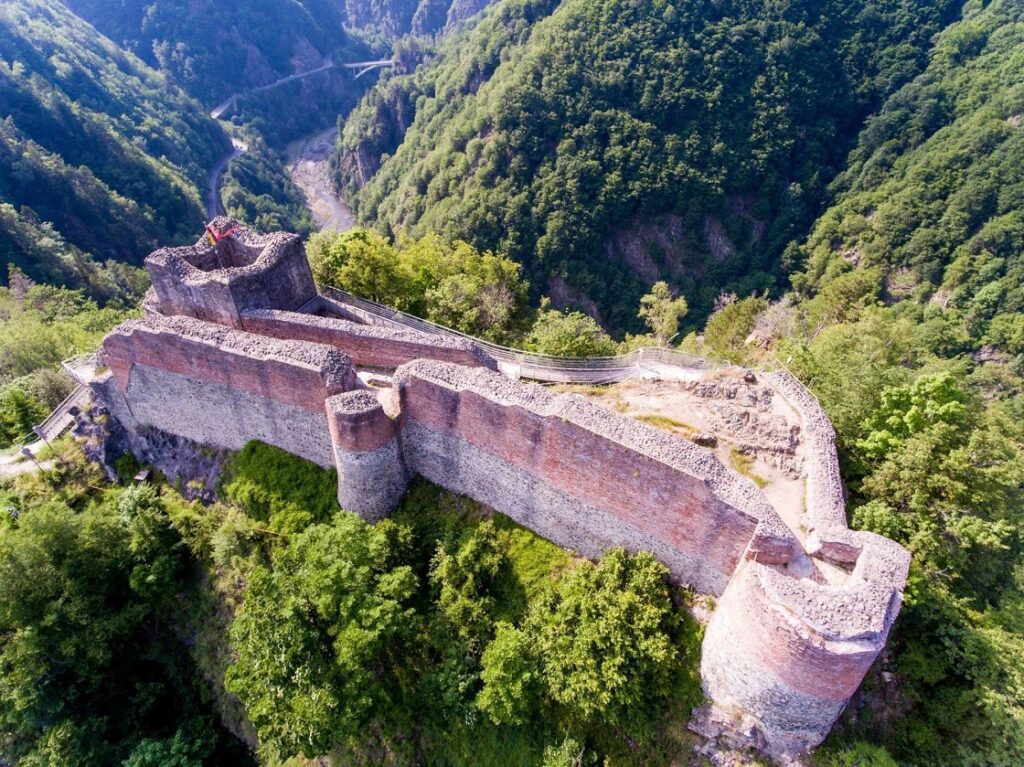 Cetatea Poenari, fortăreața lui Vlad Țepeș, își va redeschide porțile din 14 aprilie: Cele 1.480 de trepte oferă o panoramă superbă asupra Cheilor Argeșului!