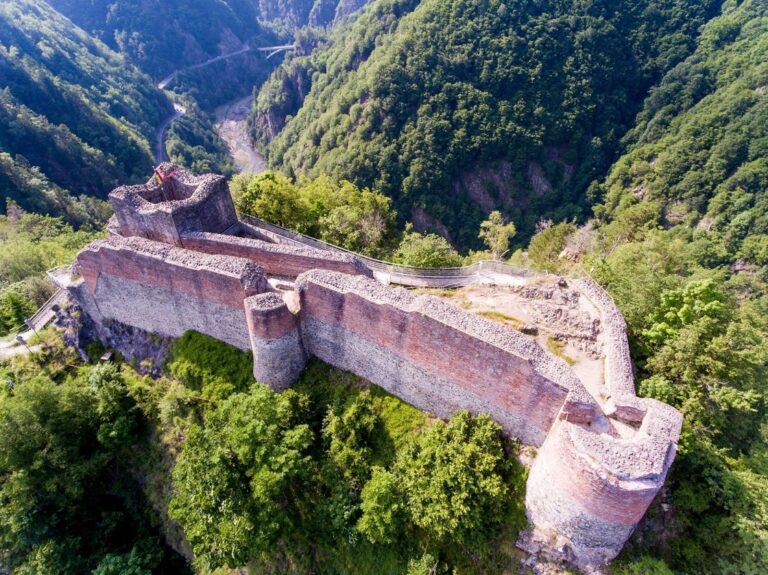 Cetatea Poenari, fortăreața lui Vlad Țepeș, își va redeschide porțile din 14 aprilie: Cele 1.480 de trepte oferă o panoramă superbă asupra Cheilor Argeșului!
