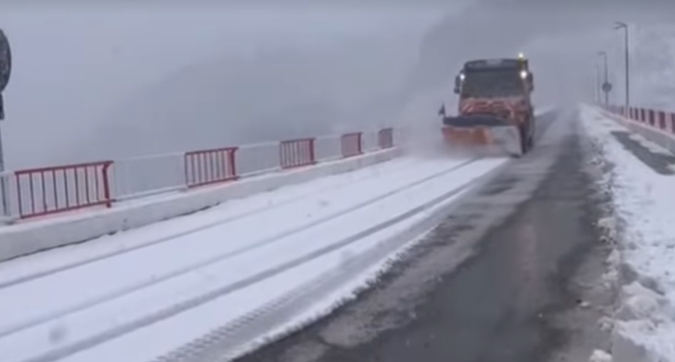 Ninge la Șureanu! La Poarta Raiului s-a așternut zăpada iar autoritățile din Alba sunt în alertă
