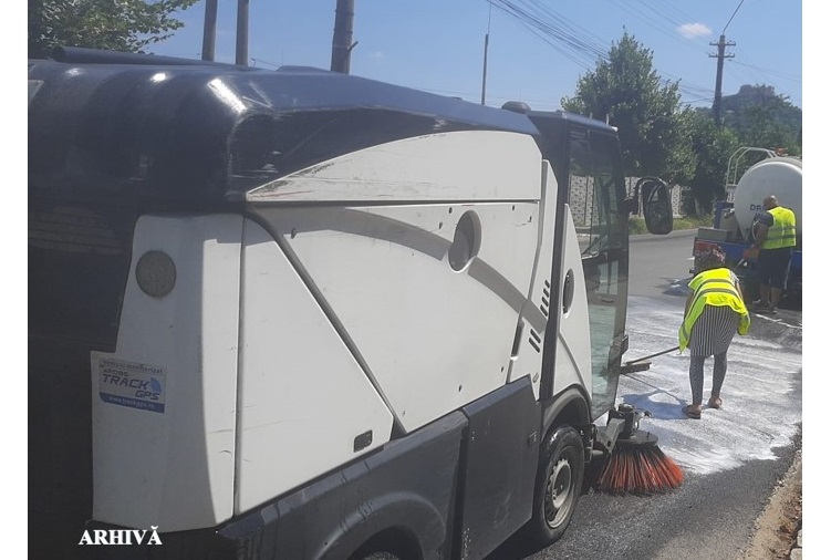 Activități de salubrizare pe mai multe artere de circulație din municipiul Deva