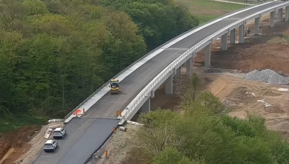 Zi și noapte se lucrează în Bihor: Lucrările la a doua centură a Oradiei – Inelul Metropolitan vor fi finalizate în iulie!