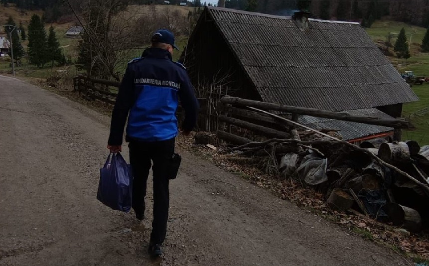 Patru familii din Gârda de Sus au primit de Paște, alimente, produse de strictă necesitate de la jandarmii din Alba