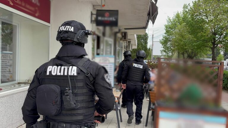 Razie în Deva. Polițiștii și mascații au intervenit în scopul asigurării climatului de ordine și siguranță publică