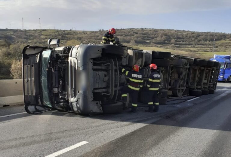 Accident în Izvoru Crișului: Au fost implicate două autotrenuri! Un TIR, care transporta pui, s-a răsturnat!