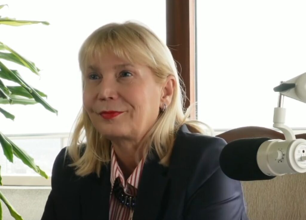 Cum e să răzbești în „lumea bărbaților”? Anca  Buzoianu, primul urmaș femeie al ilustrului profesor Iuliu Hațieganu la cârma Facultății de Medicină și primul rector femeie al UMF Cluj!