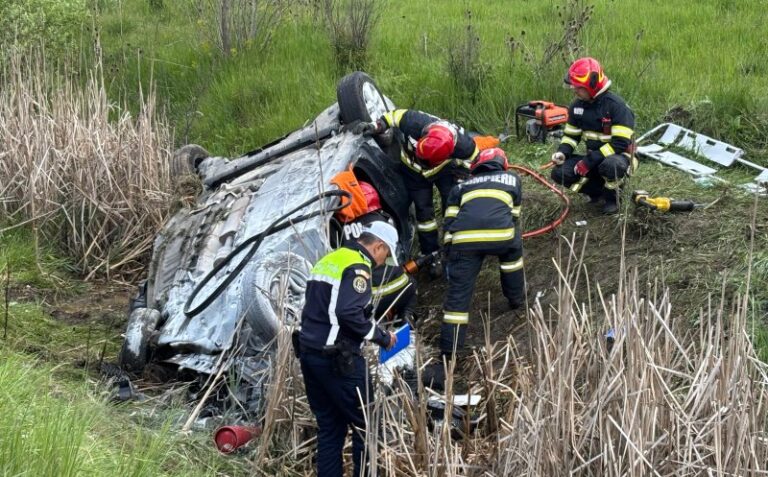 Două persoane au murit în urma accidentului  petrecut în Mihăiești, după impactul dintre o autobasculantă și o mașină!