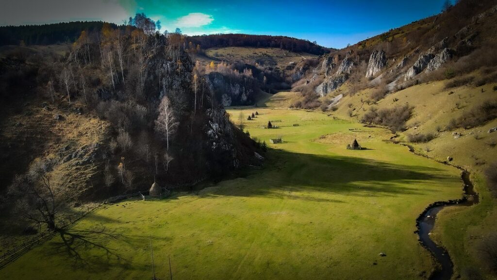 Fundătura Ponorului, un loc de o frumusețe ieșită din comun, denumit „Palma lui Dumnezeu”