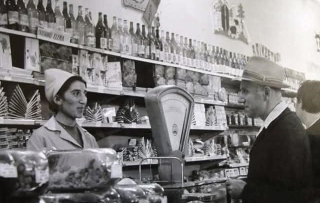 Prețuri din anii ’80 în România: cafea 500g – 105 lei, carne de vită cu oase – 43 lei/kg, benzină – 9,59 lei/litru