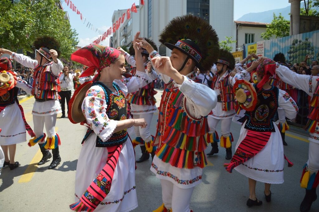 Ansamblul Doina Aiudului s-a întors din Turcia unde a participat la cea de-a 485-a ediție a evenimentului „International Manisa Mesir Paste Festival”