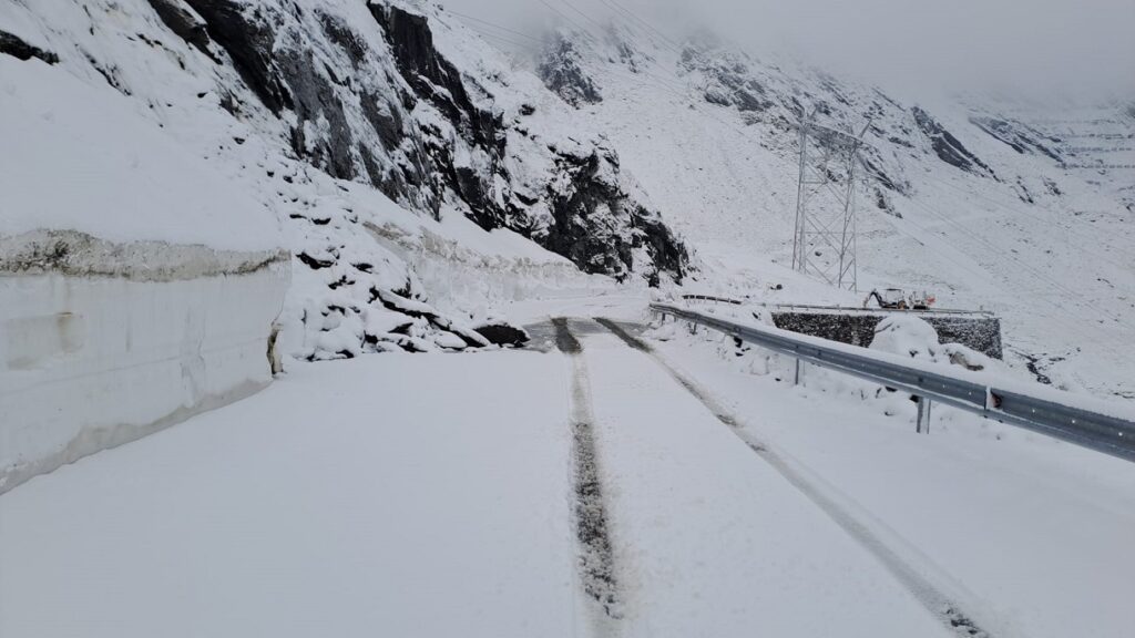 Peisaj hibernal în plină primăvară pe Transfăgărășan
