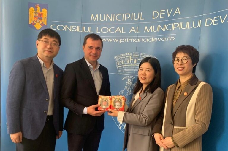 Chinezii sunt interesați de Deva: Primarul Lucian  Rus a primit vizita unei delegații chineze din partea Zhejiang Fashion Institute of Technology!