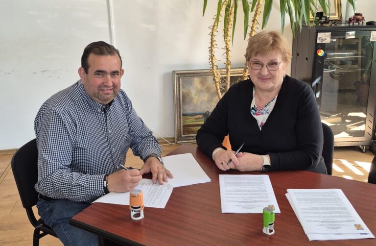 Școala Gimnazială Vața de Jos va beneficia de dotări moderne: S-au semnat contractele pentru achiziția de echipamente digitale, materiale didactice și mobilier