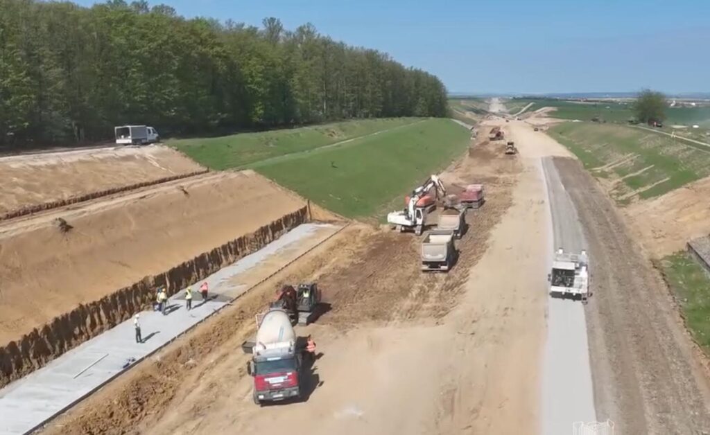 Se lucrează în focuri pe șantierul autostrăzii Transilvania: 462 de muncitori și 230 de utilaje lucrează zi de zi pe Suplacu de Barcău-Chiribiș!
