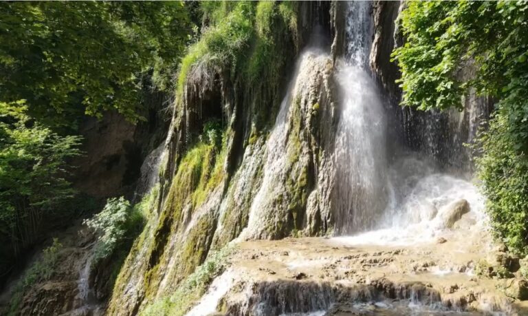 Cascada Clocota, comoara naturală a stațiunii Geoagiu-Băi! Apa cascadei provine din toate izvoarele termale și minerale ale stațiuni!