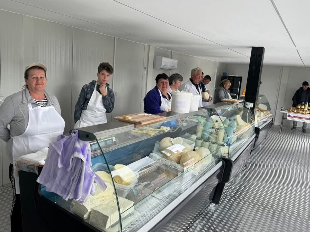A fost deschisă zona de comercializare a produselor lactate și ouălor din Valea Drăganului, Poieni. Morariu: „Pregătim și un punct de sacrificare și o zonă de comercializare a cărnii!”