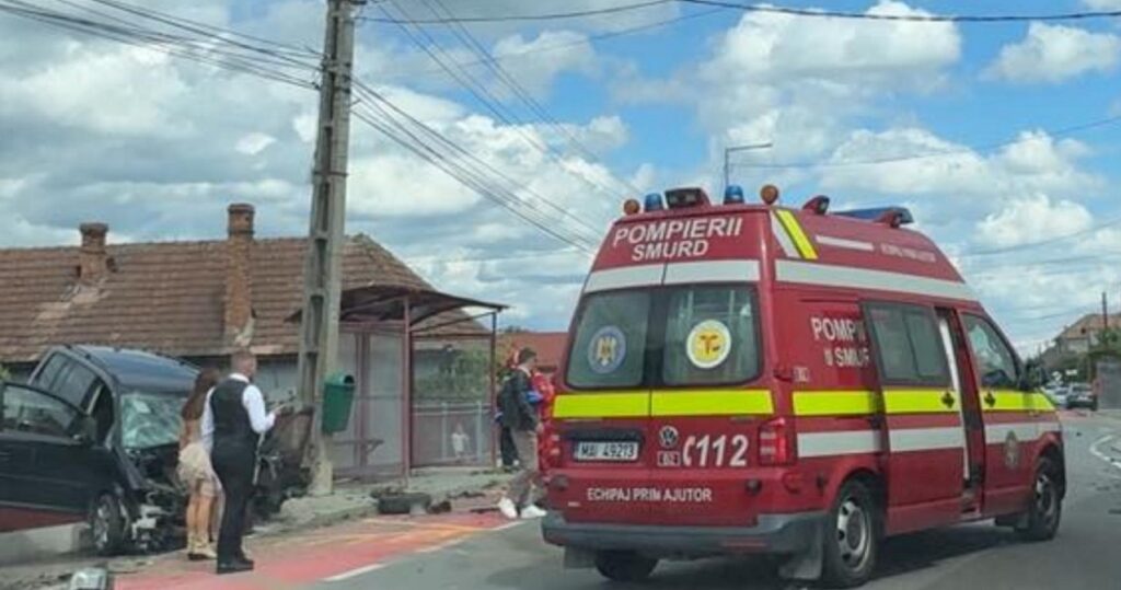 Accident în Gilău: O mașină, proiectată în afara carosabilului și rămasă suspendată pe un gard. Traficul este complet blocat!