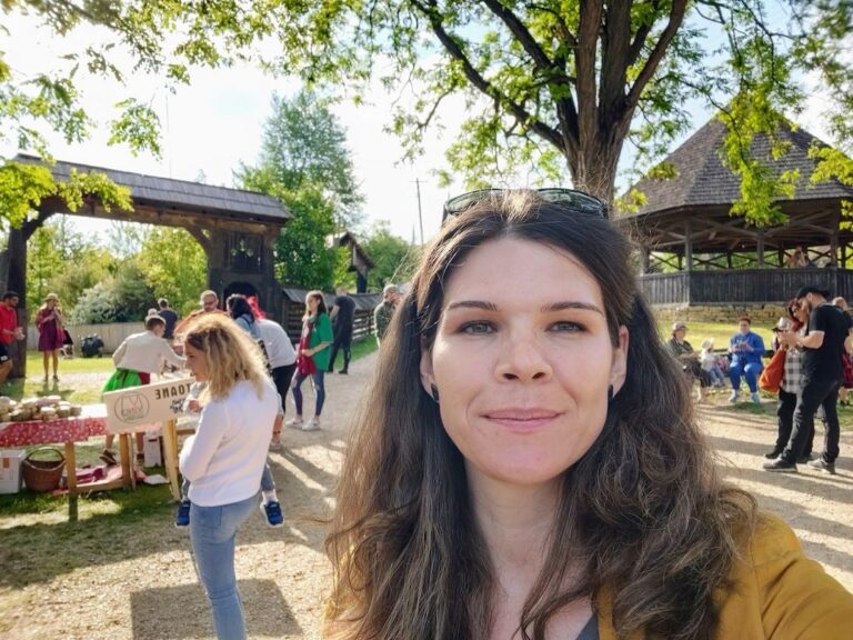 România riscă o aterizare dură și pierderea fondurilor europene. Alexandra Oană: „Suntem în fața unor alegeri existențiale pentru români – Europa sau Rusia”