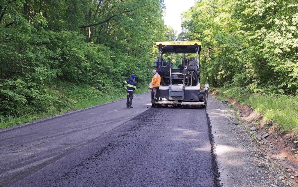 DRDP Cluj continuă lucrările de ranforsare a sistemului rutier pe DN 1J