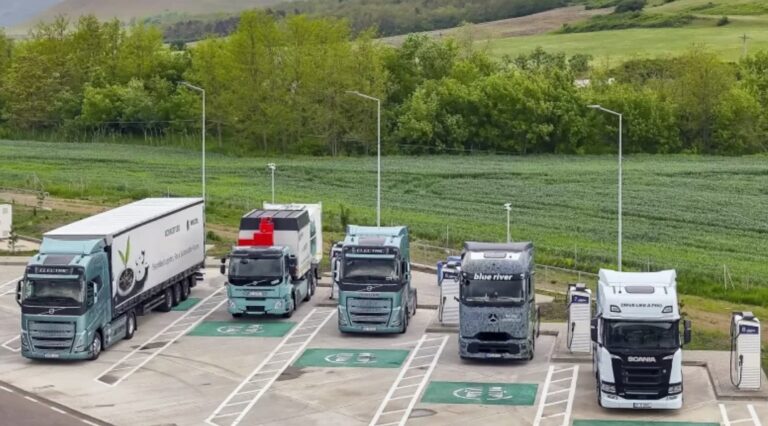 Cel mai mare hub de încărcare electrică din România a fost inaugurat pe A1 Sibiu-Orăștie: Stațiile pot deservi simultan 16 mașini și 18 camioane electrice!