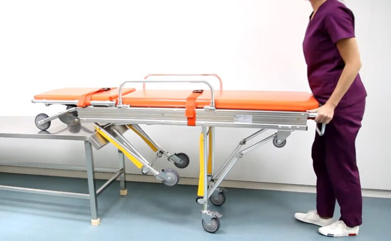 Targă de 6.000 euro achiziționată pentru un spital din Cluj: „A fost cumpărată cu brancardieri cu tot sau e doar targa singură?”