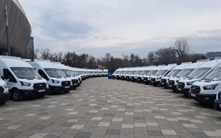 Toate comunele din Cluj beneficiază de microbuze moderne pentru elevi: Problema transportului școlar din sate este complet rezolvată în județul Cluj!