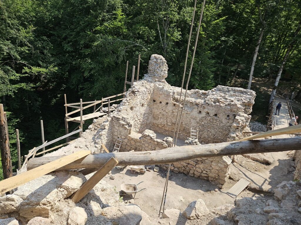 Lucrările de restaurare la Cetatea Piatra Șoimului din Aleșd au ajuns la jumătate