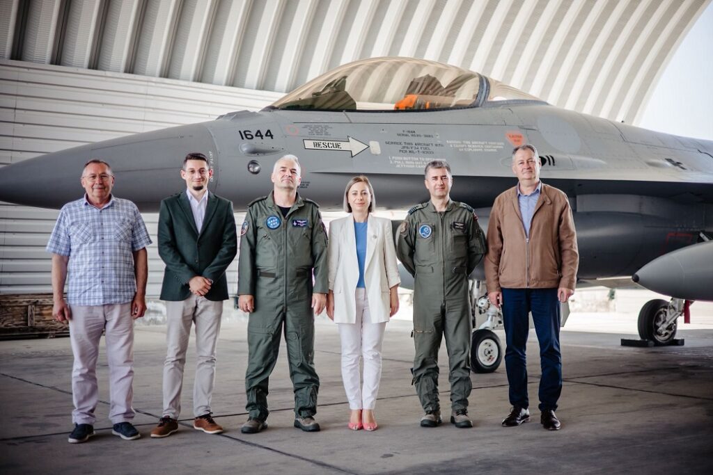 Recunoaștere și sprijin pentru apărarea națională: Prefectul județului Cluj, Maria Forna, în vizită oficială la Baza 71 Aeriană din Câmpia Turzii