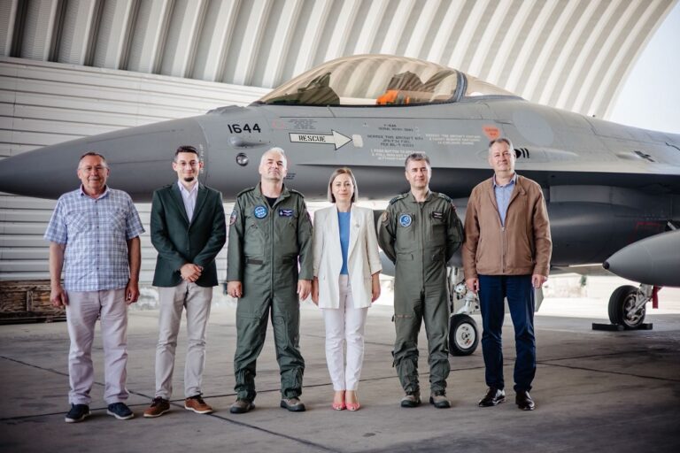 Recunoaștere și sprijin pentru apărarea națională: Prefectul județului Cluj, Maria Forna, în vizită oficială la Baza 71 Aeriană din Câmpia Turzii