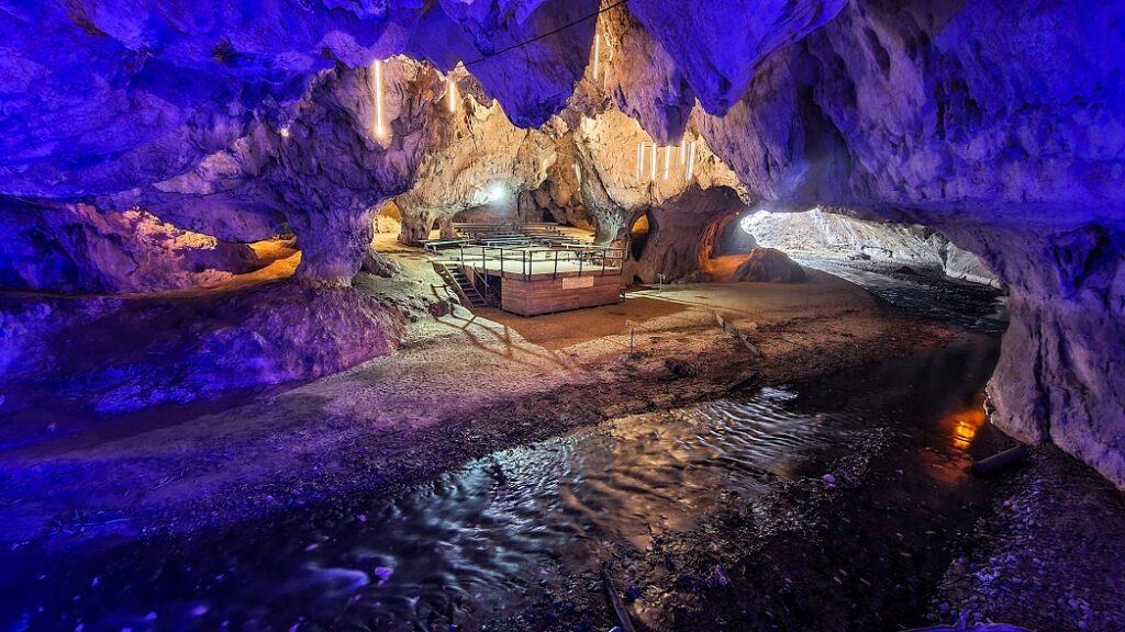 Peștera Bolii, din Valea Jiului, o destinație spectaculoasă pentru o escapadă de o zi