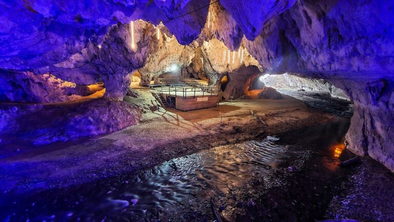 Peștera Bolii, din Valea Jiului, o destinație spectaculoasă pentru o escapadă de o zi