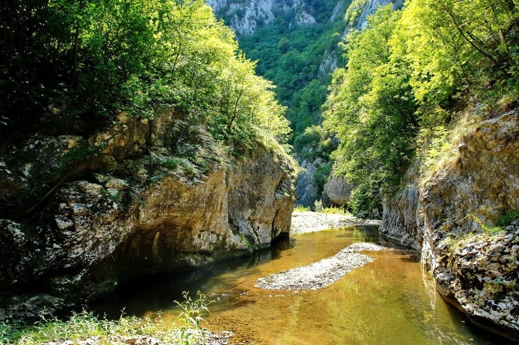 Cheile Măzii, una dintre cele mai frumoase destinații de drumeție pentru iubitorii de natură din România